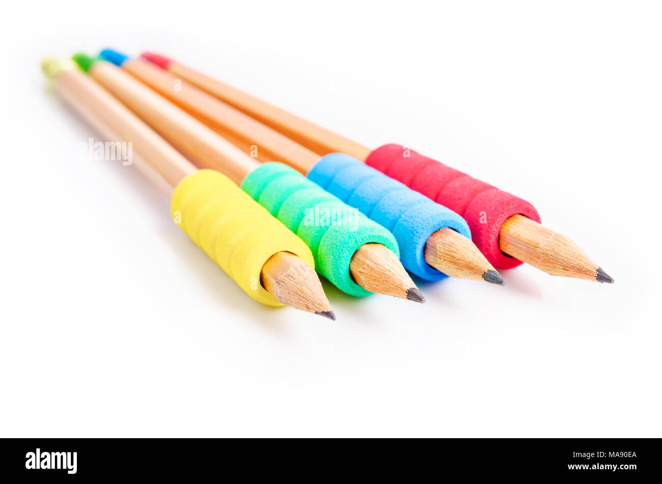 Crayons en bois avec poignées en mousse de caoutchouc colorés isolé sur fond blanc. Banque D'Images