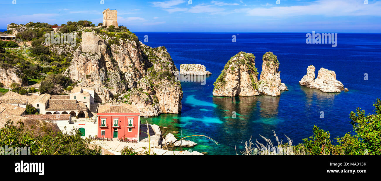 Belle vue sur la plage de Scopello,avec des pierres et petit village,Sicile,Italie. Banque D'Images
