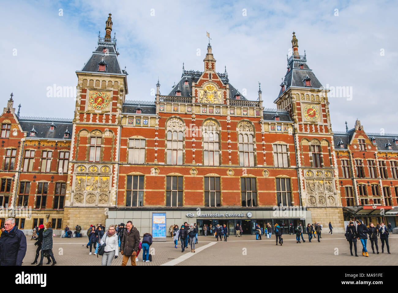 Amsterdam, Pays-Bas - mars 2018 : gare principale extérieur du bâtiment de la gare centrale d'Amsterdam (Amsterdam Centraal). Banque D'Images