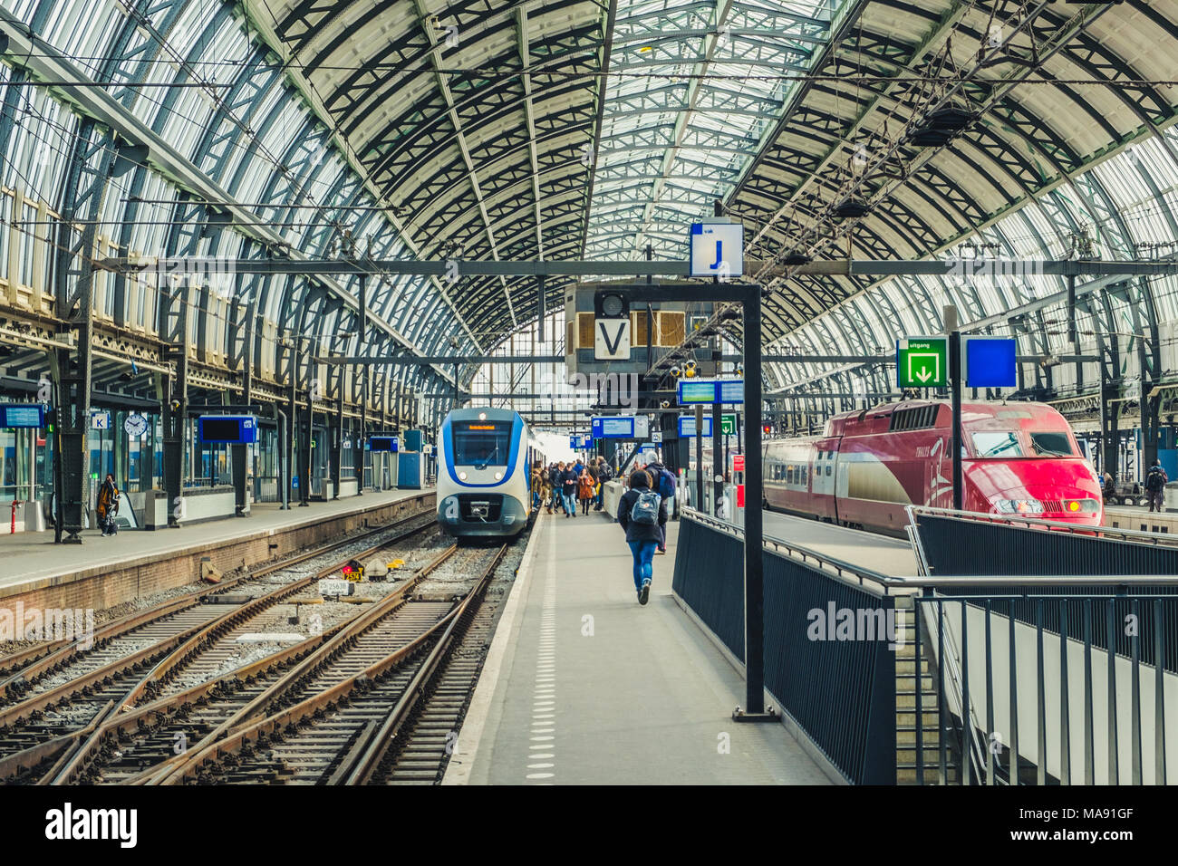 Amsterdam, Pays-Bas - mars 2018 : gare plate-forme à la gare centrale d'Amsterdam (Amsterdam Centraal). Banque D'Images