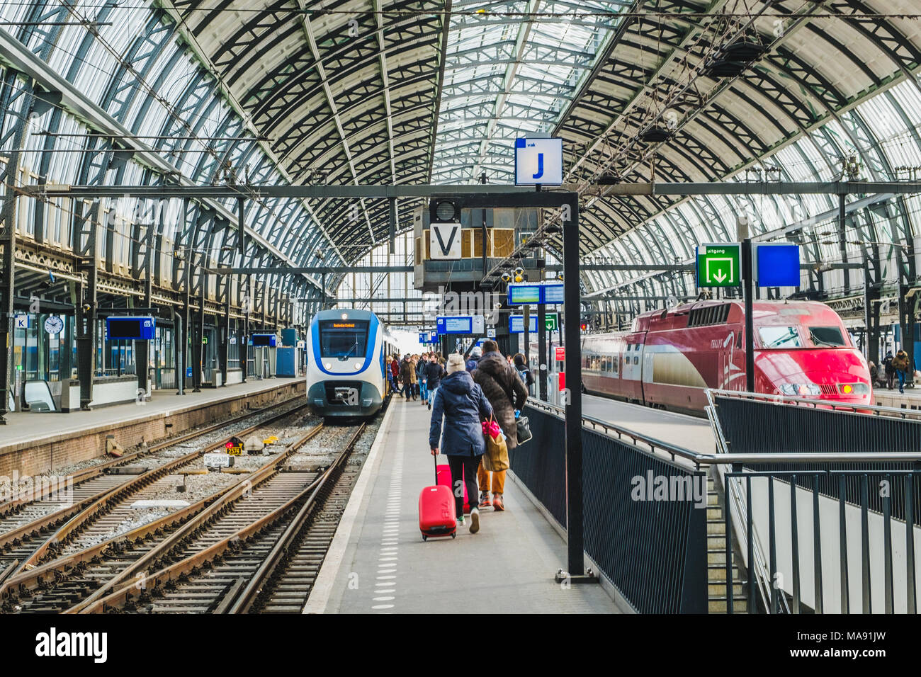 Amsterdam, Pays-Bas - mars 2018 : gare plate-forme à la gare centrale d'Amsterdam (Amsterdam Centraal). Banque D'Images