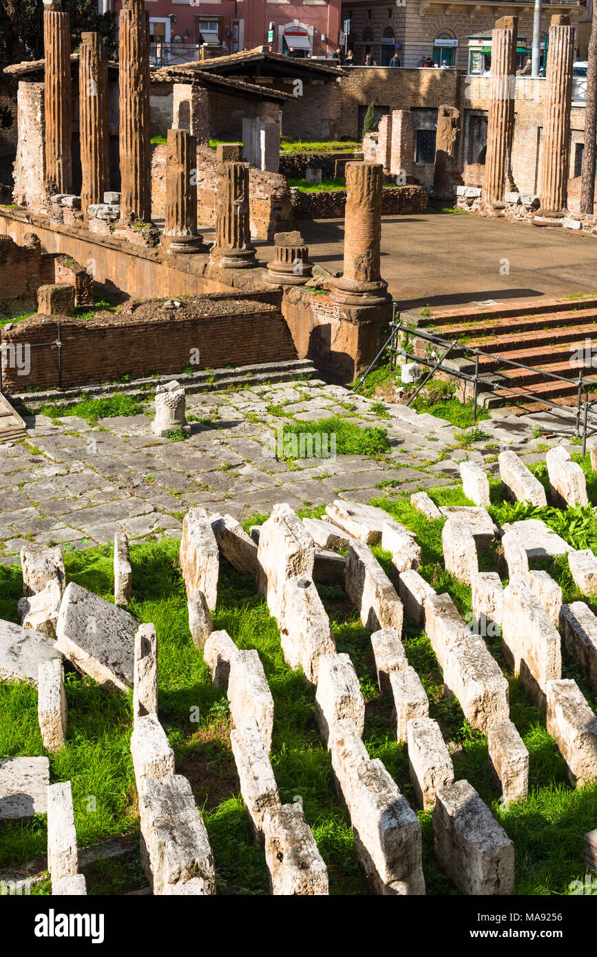 Largo di Torre Argentina est un carré à Rome, Italie, avec quatre temples romaine et les vestiges de Pompey's Theatre. Rome. Le Latium. L'Italie. Banque D'Images