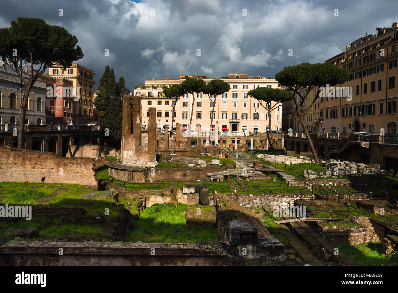 Largo di Torre Argentina est un carré à Rome, Italie, avec quatre temples romaine et les vestiges de Pompey's Theatre. Rome. Le Latium. L'Italie. Banque D'Images