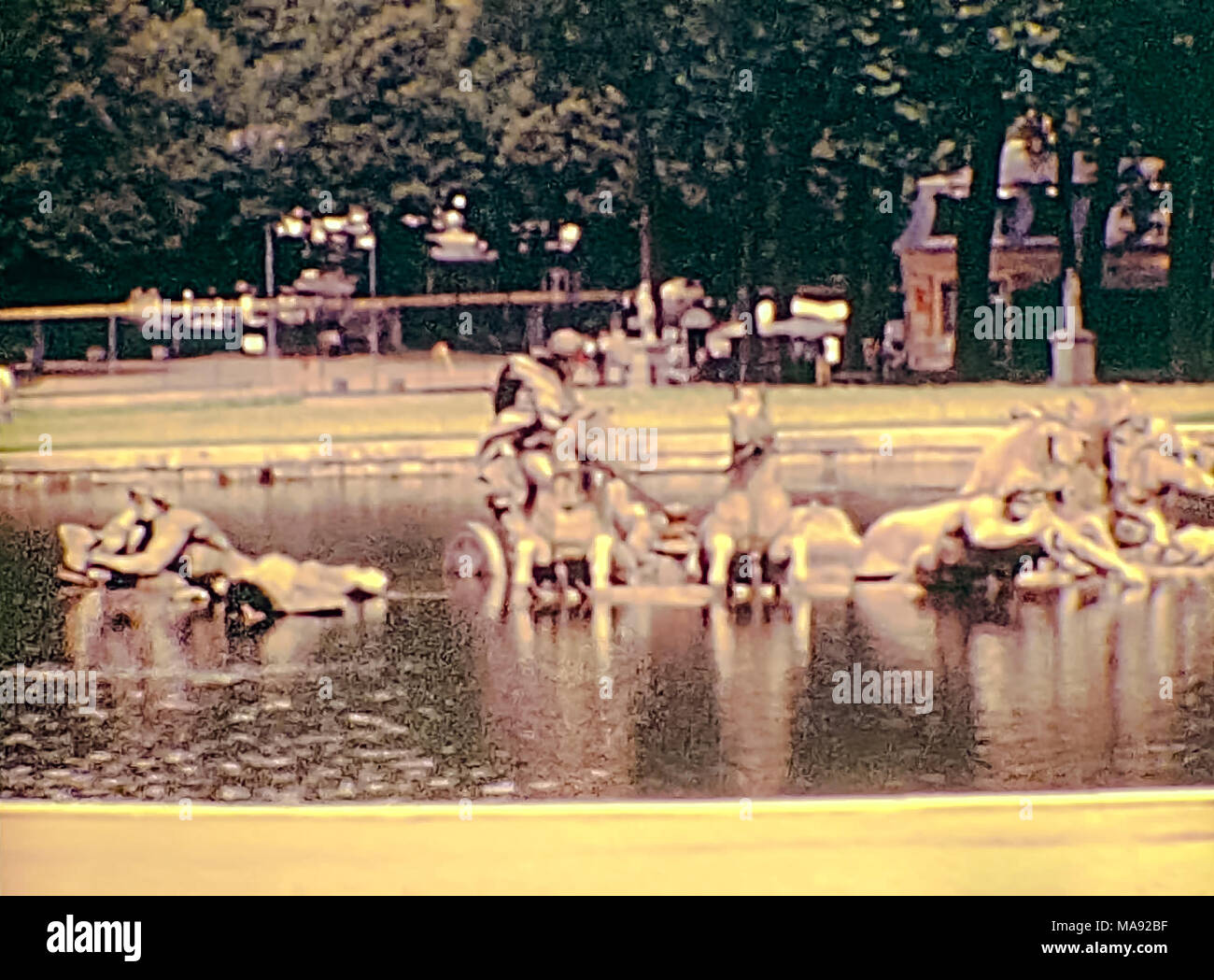 PARIS, FRANCE - circa 1976 : la Quadriga statue dans la fontaine d'Apollon au Palais de Versailles jardin. Des images d'archives historiques de la ville de Paris en France en 1970. Banque D'Images