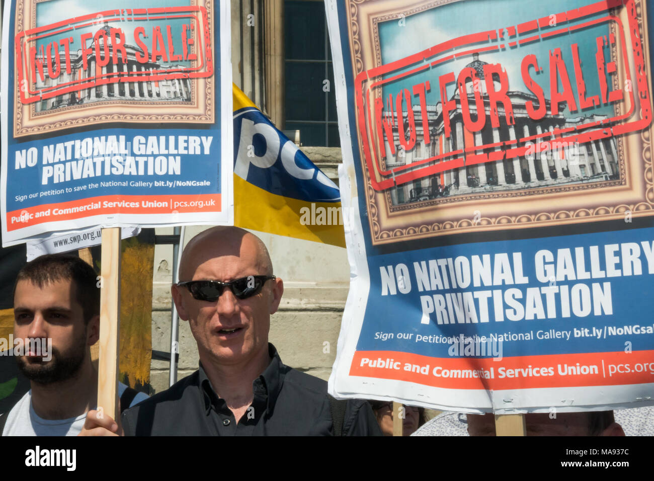 Des pancartes indiquent la Galerie nationale avec un timbre dans l'ensemble c'est pas à vendre" et donner l'adresse de la pétition contre la privatisation qui a jusqu'à présent gagné près de 45 000 signatures. Banque D'Images