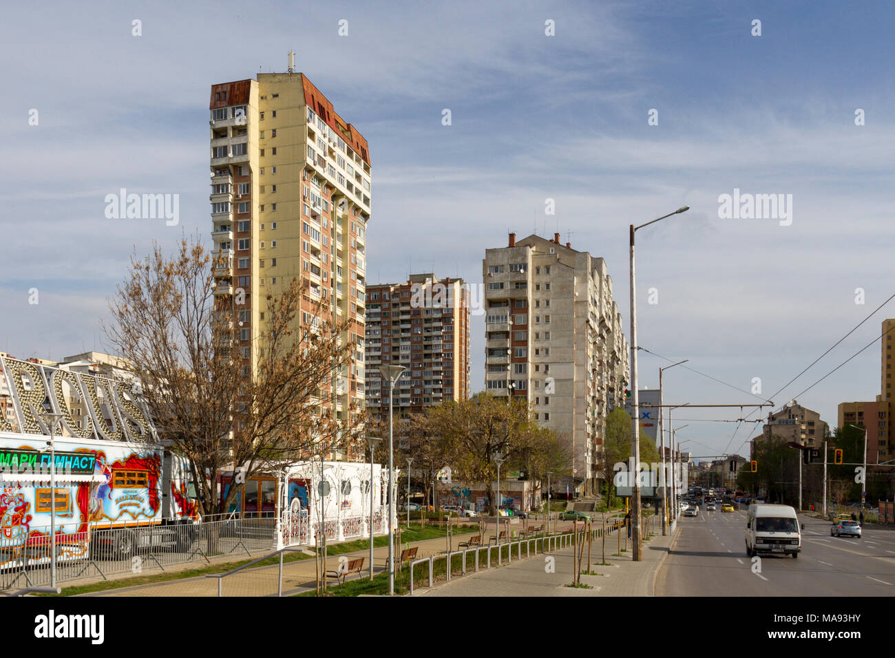 Tour de blocs résidentiels typiques à proximité de Park Vuzrajdane près du centre de Sofia, Bulgarie. Banque D'Images