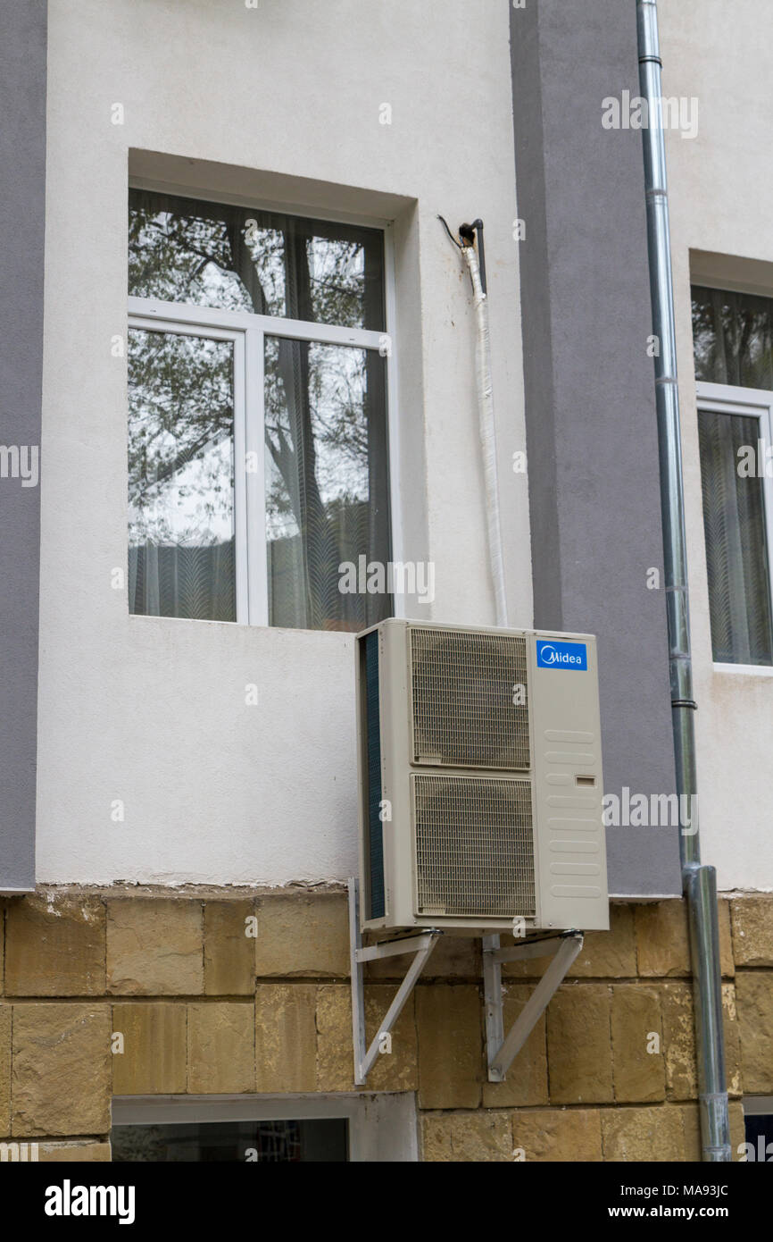 Une unité de climatisation Midea sur le mur extérieur d'un immeuble d'appartement in Village de Rila, le sud-ouest de la Bulgarie. Banque D'Images