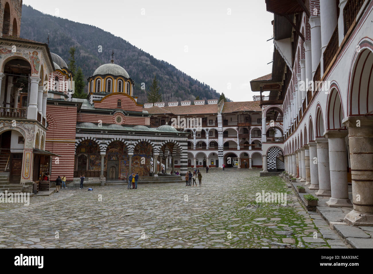 Vue générale à l'intérieur de la cour principale dans le Monastère de Rila (Monastère de Saint Ivan de Rila en Bulgarie, Rila). Banque D'Images