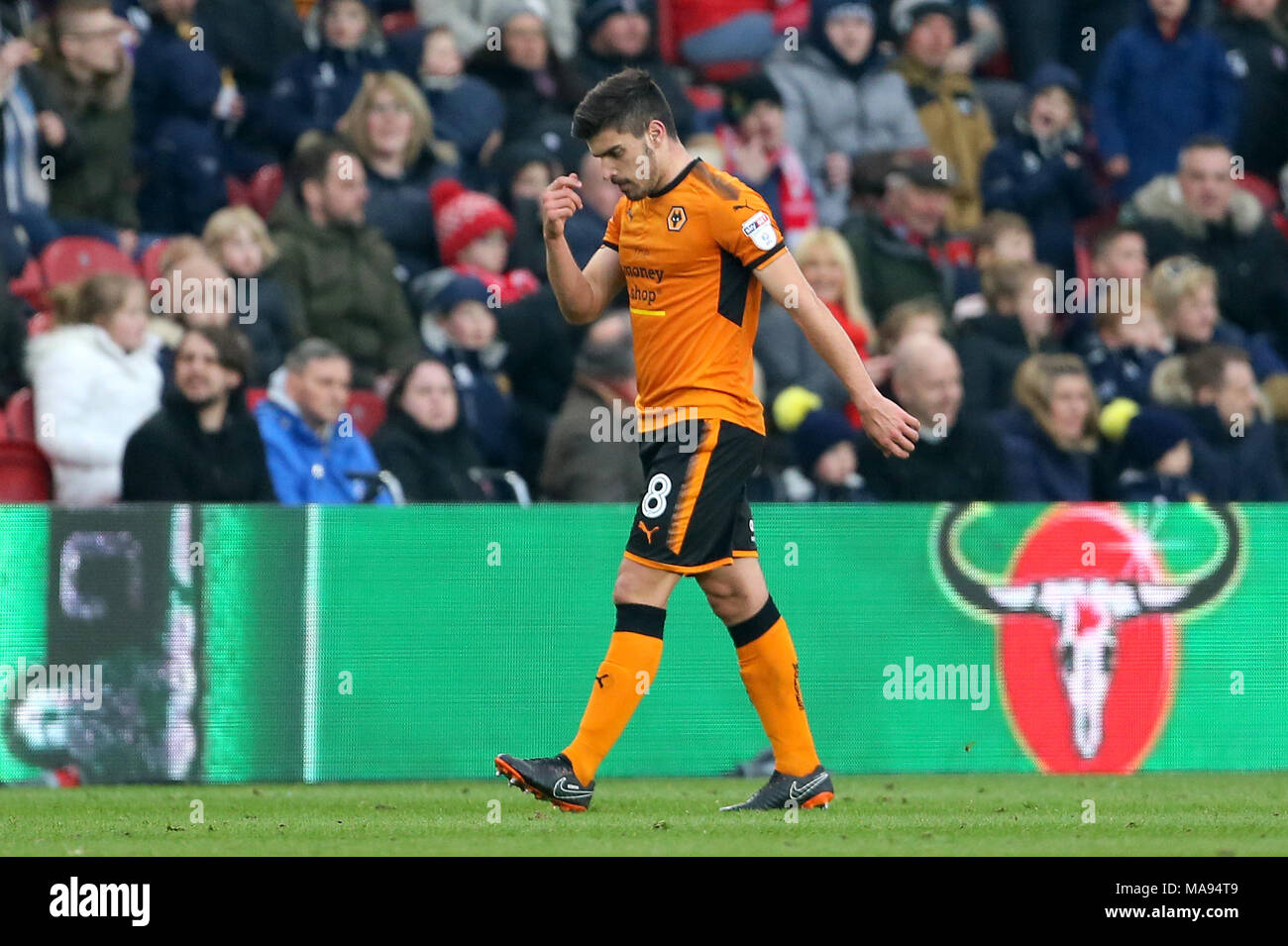 Wolverhampton Wanderers' Ruben Neves après avoir été envoyé par match arbitre Stuart Atwell (pas en photo) au cours de la Sky Bet Championship match au stade Riverside, Middlesbrough. Banque D'Images