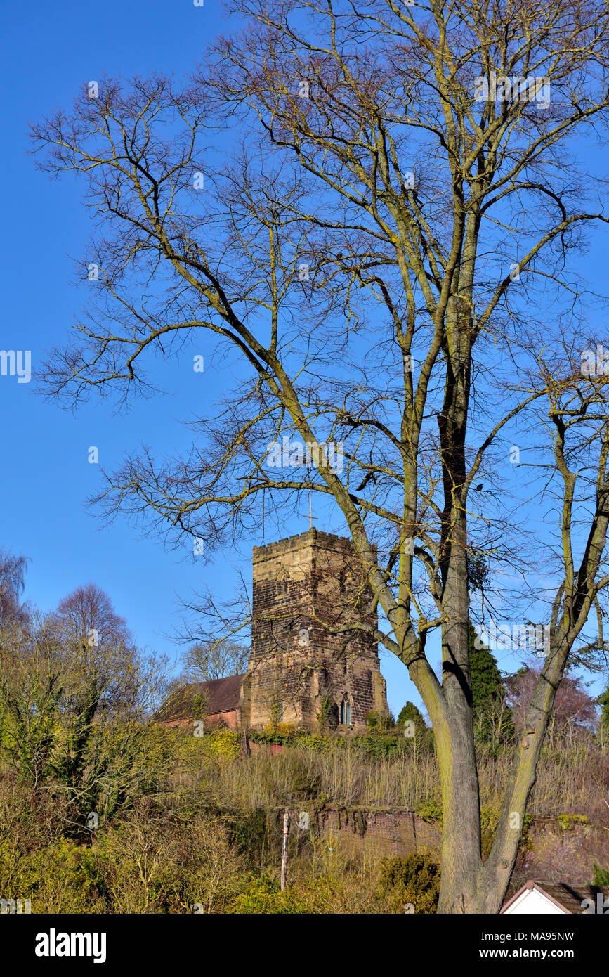 À la recherche jusqu'à Tour Normande de Saint Augustine's Anglican Church de vignes Parc, Droitwich Spa, Royaume-Uni Banque D'Images