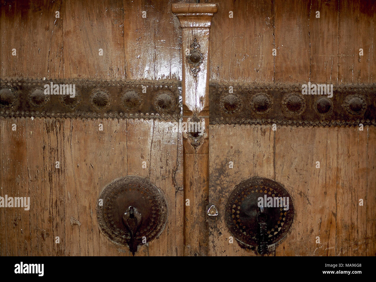 Porte en bois avec double appelant, l'une pour les hommes et l'autre pour les femmes. République islamique d'Iran. Banque D'Images