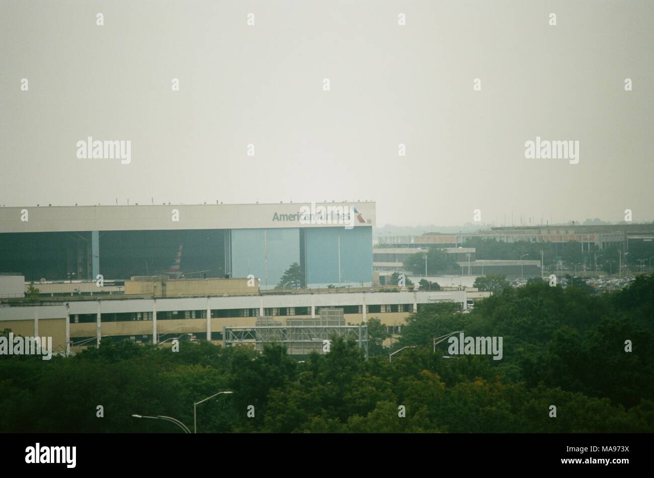 American Airlines à l'Aéroport International John F Kennedy sur un matin brumeux, Queens, New York City, New York, 1943. () Banque D'Images