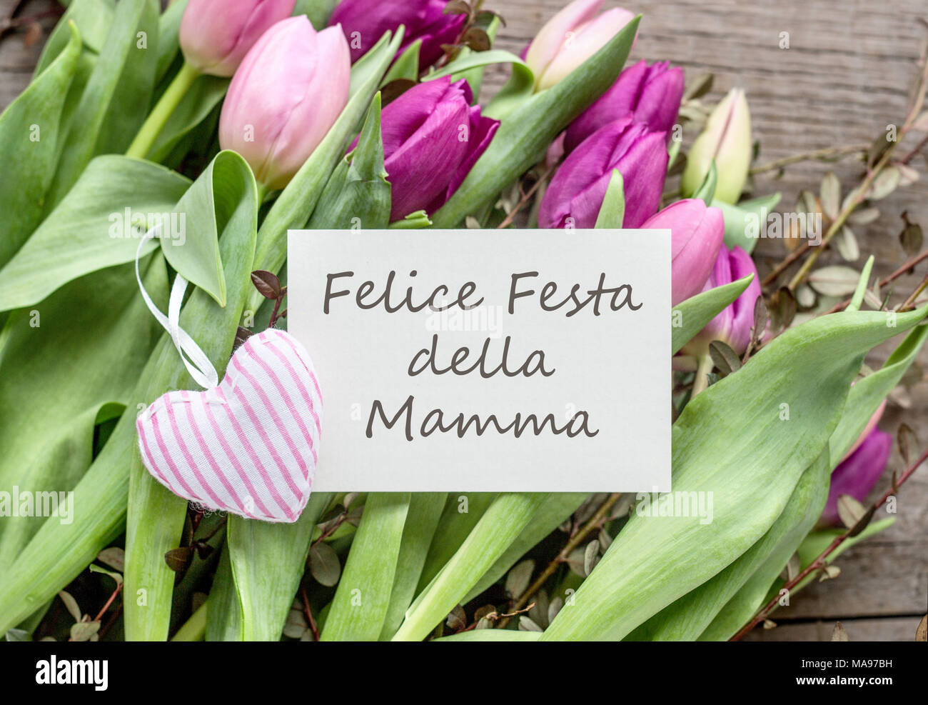 Carte de souhaits pour la Fête des mères avec tulipes violet et rose, coeur et texte italien : Happy Mother's Day Banque D'Images