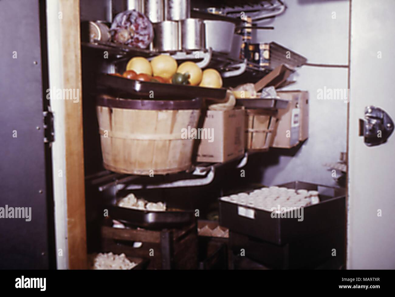 Photographie d'une unité de stockage réfrigéré dans une cuisine à un camp de travail des travailleurs migrants, 1975. Image courtoisie CDC. () Banque D'Images