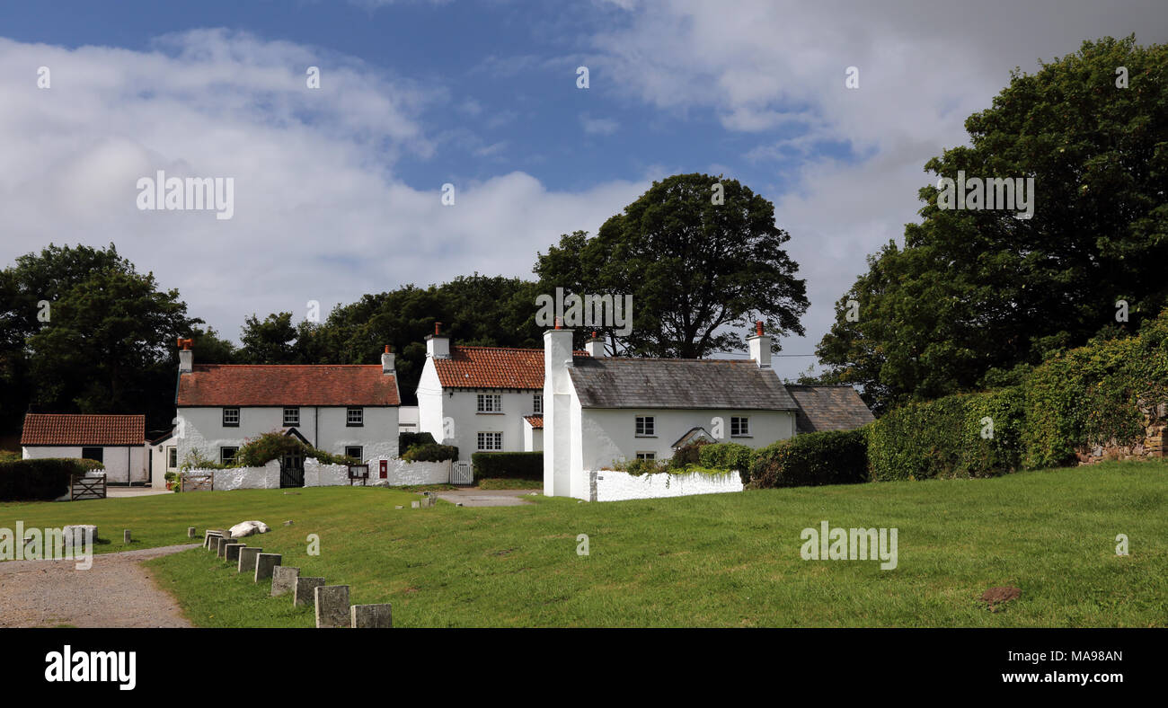 Aux murs blancs pittoresques cottages dans le village de Penrice, Péninsule de Gower, au Pays de Galles, Royaume-Uni. Banque D'Images