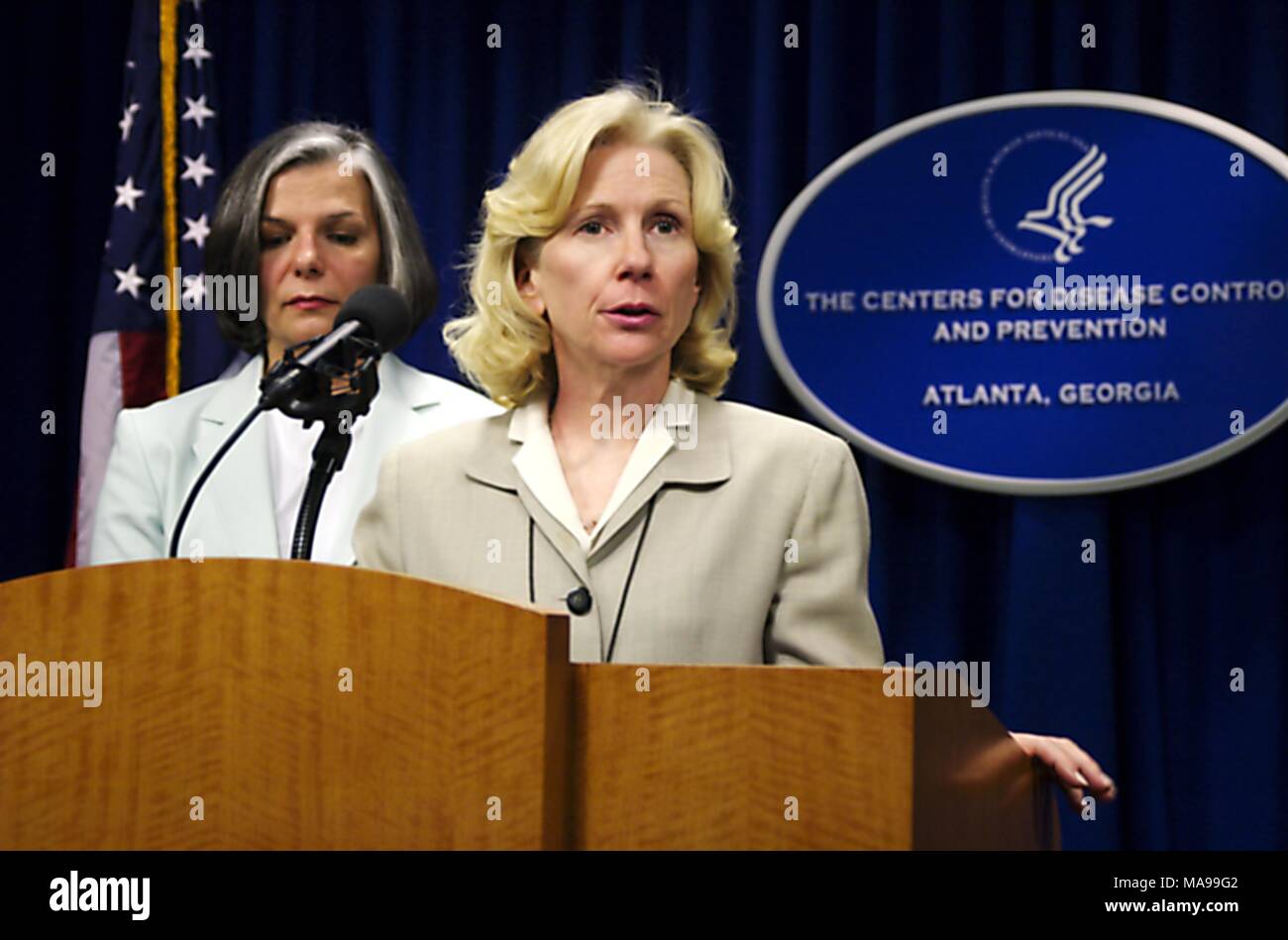 Ancien Directeur des Centers for Disease Control (CDC) Julie Gerberding et un virologue Dr Nancy Cox, chef de la Direction générale de l'influenza dans le Centre national pour les maladies infectieuses (NCID) exposé aux Centres for Disease Control Press Conference, Atlanta, Géorgie, 2004. Image courtoisie Centres de contrôle des maladies. () Banque D'Images