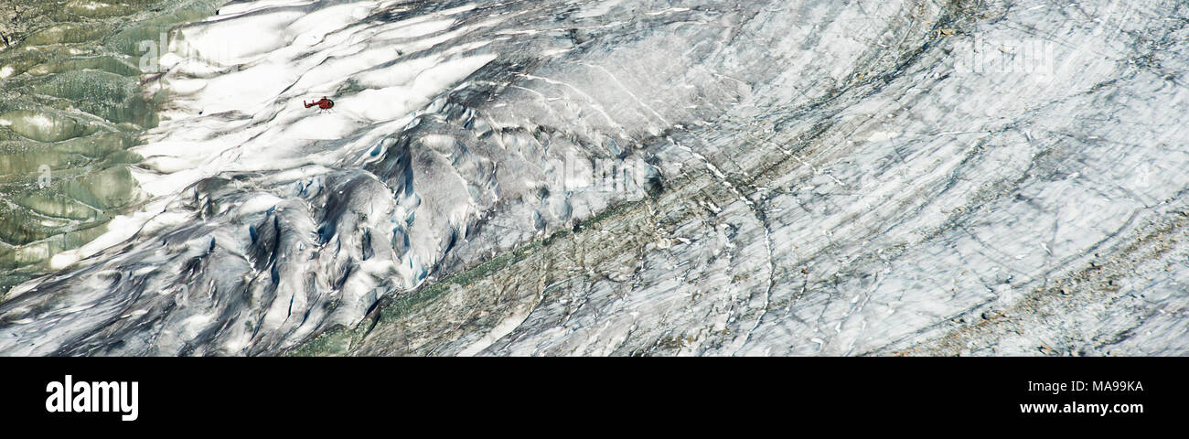 Panorama de l'antenne de droit d'un hélicoptère MD 520 volant au-dessus de l'énorme masse de glace du glacier résumé de l'Aletsch Glacier près de l'Eggishorn, Aletschglets Banque D'Images