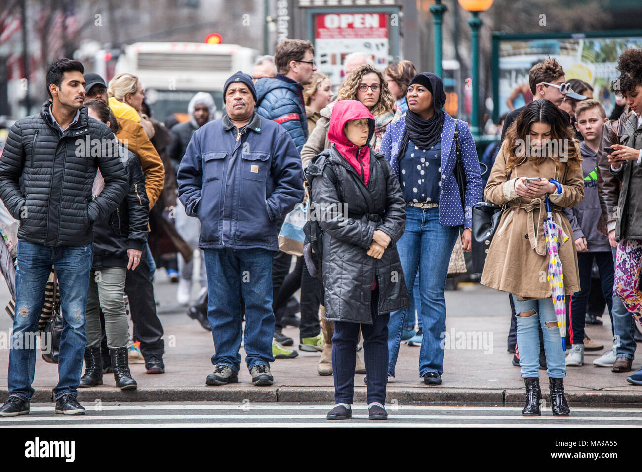 NEW YORK CITY - 29 MARS 2018 New York City : scène de rue piétonne de diversité des personnes qui traversent la rue à Midtown Manhattan sur 34th Str Banque D'Images