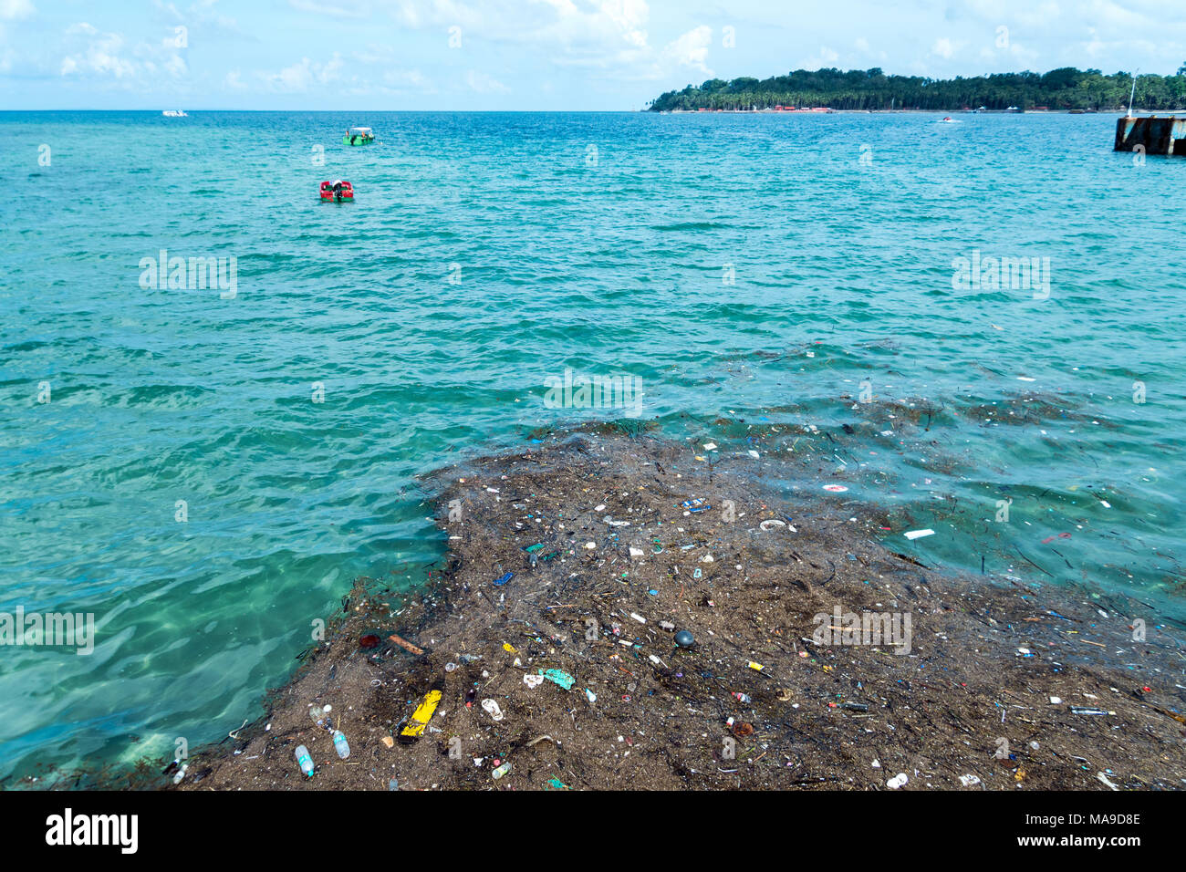 Déchets en plastique dans la pollution de l'océan. Photo montrant le  problème de la pollution de déchets jetés directement dans la mer, de la  collecte des ordures ou le recyclag Photo Stock -