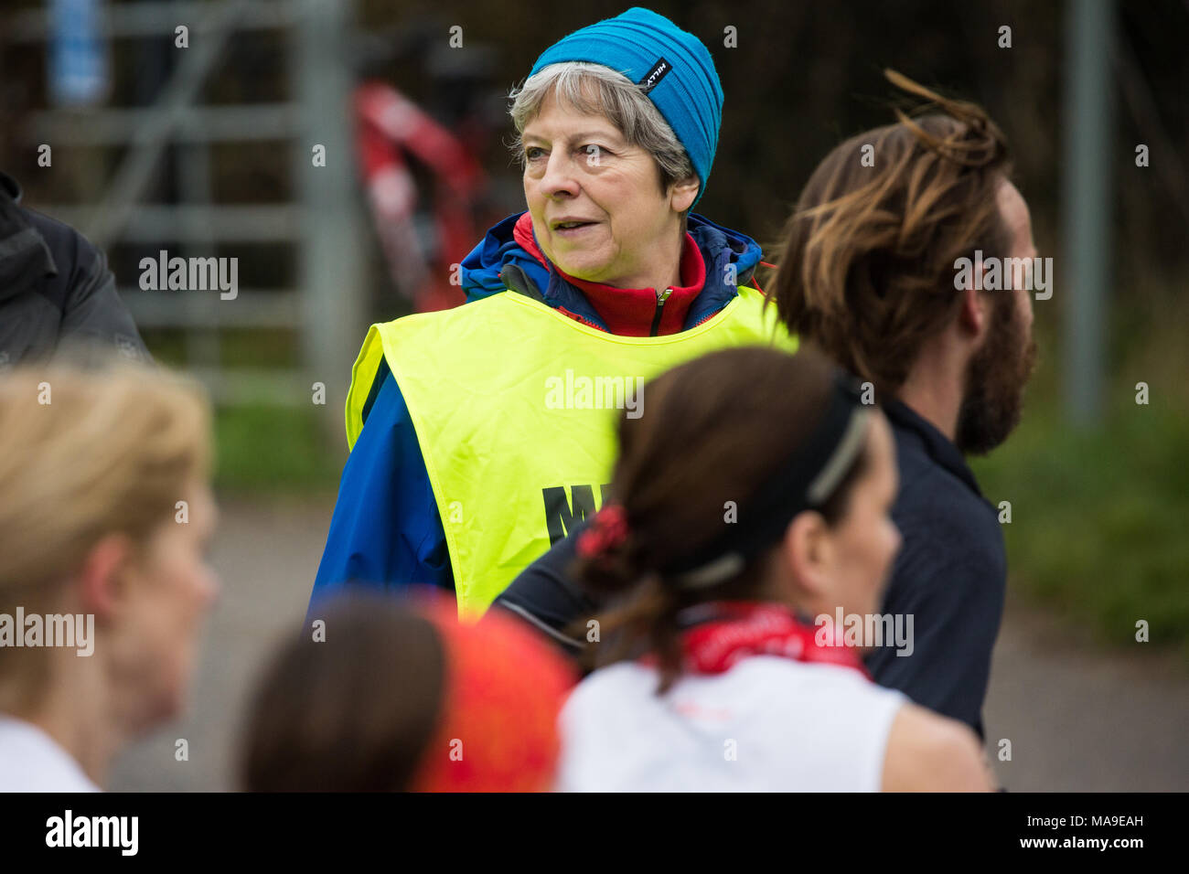 Maidenhead, Royaume-Uni. 30 mars, 2018. Premier ministre Theresa peut agit comme un maréchal à l'assemblée annuelle de Pâques course de bienfaisance 10 Maidenhead le Vendredi saint. Credit : Mark Kerrison/Alamy Live News Banque D'Images