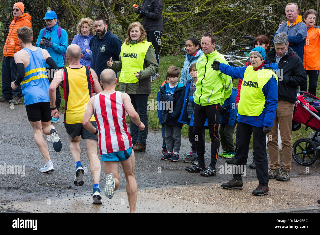 Maidenhead, Royaume-Uni. 30 mars, 2018. Premier ministre Theresa peut agit comme un maréchal à l'assemblée annuelle de Pâques course de bienfaisance 10 Maidenhead le Vendredi saint. Credit : Mark Kerrison/Alamy Live News Banque D'Images