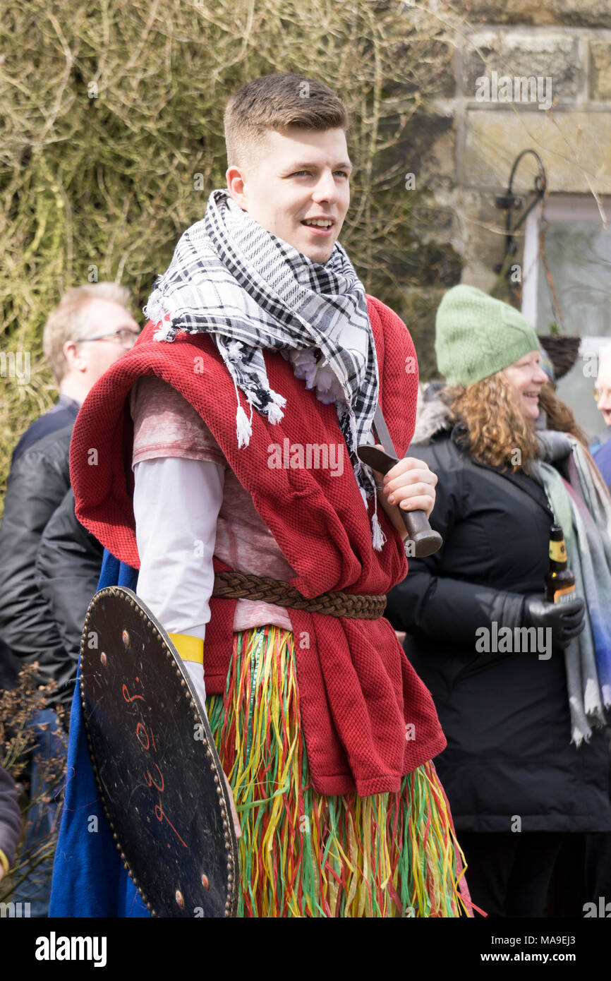 Heptonstall, UK. 30 mars, 2018. Un rythme traditionnel jeu d'oeufs s'effectue dans le carré des tisserands Heptonstall sur bon vendredi, attire des centaines de visiteurs sur le village. Les origines sont incertaines, mais l'une des versions de la pièces ont sans doute été effectués sur plusieurs centaines d'années. Dans la pièce de St George prend en lice comme Bold Slasher, le Prince Noir de Paradine et Hector. Crédit : Steve Morgan/Alamy Live News Banque D'Images