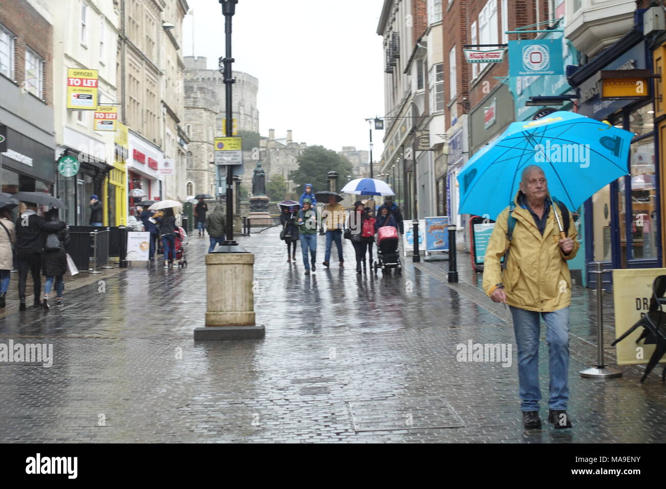 Windsor, Royaume-Uni. 30 mars 2018. Météo France : Wet et pleuvoir à Windsor le Vendredi saint jour férié. Matthieu Ashmore/Alamy Live News Banque D'Images