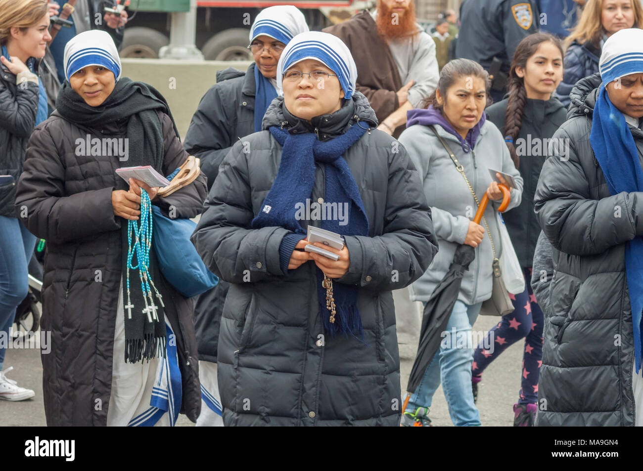 New York, USA. 30 mars, 2018. Soeurs de la Charité inscrivez-vous les paroissiens et les membres du clergé de les Frères Franciscains du Renouveau se rassembler à Harlem à New York pour leur Chemin de Croix, témoin de marche le Vendredi saint, le 30 mars 2018. La procession commence au couvent d'Harlem et se termine plusieurs heures plus tard à la Saint-crépin Friary dans le Bronx où un service du Vendredi Saint a lieu. Plusieurs centaines de paroissiens ainsi que les membres du clergé ont participé à l'événement, une partie de la Semaine Sainte, qui commémore la crucifixion de Jésus Christ. (© Richard B. Levine) Crédit : Richard Levine/Alamy Banque D'Images