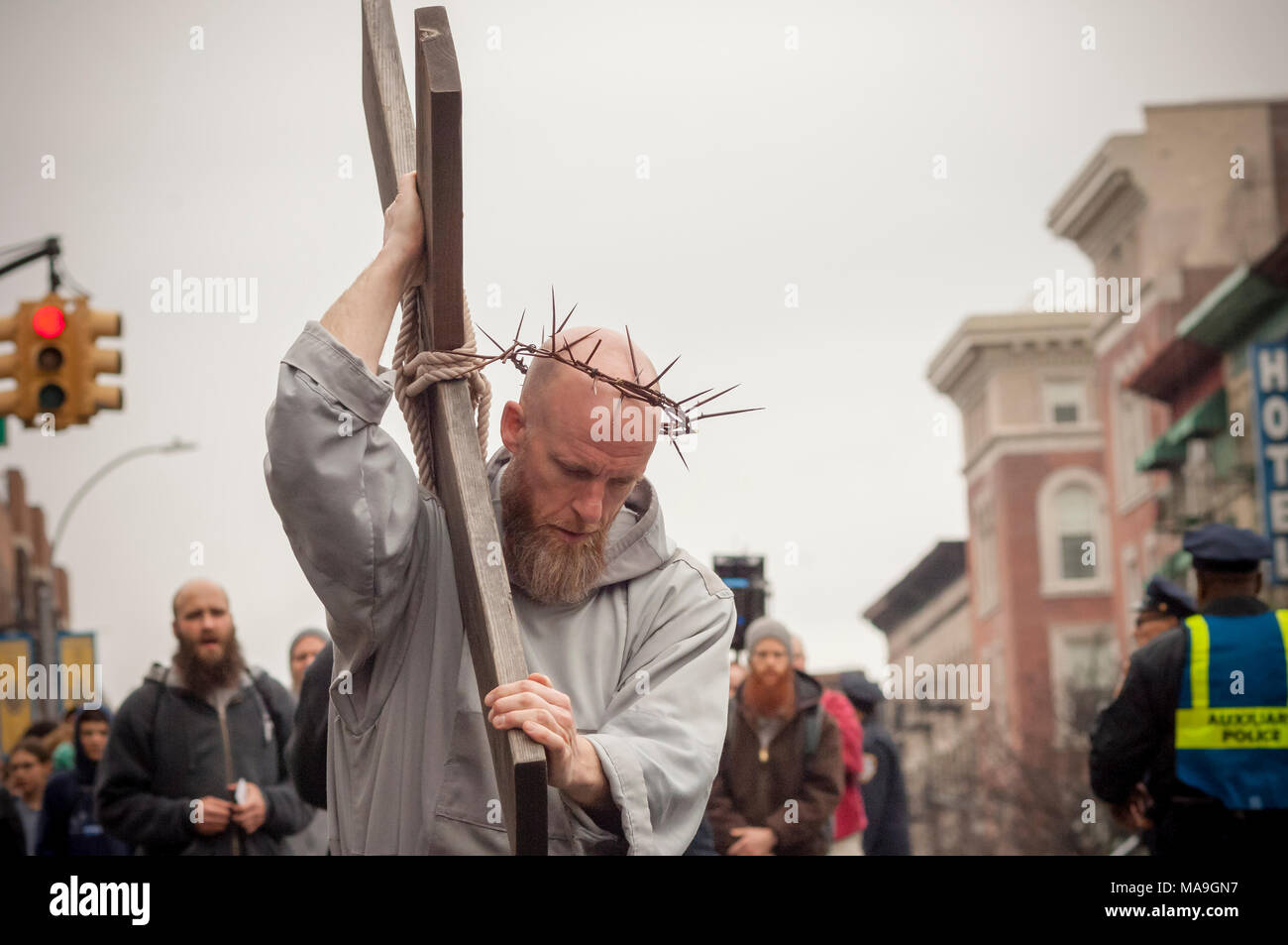 New York, USA. 30 mars, 2018. Les paroissiens et les membres du clergé de les Frères Franciscains du Renouveau se rassembler à Harlem à New York pour leur Chemin de Croix, témoin de marche le Vendredi saint, le 30 mars 2018. La procession commence au couvent d'Harlem et se termine plusieurs heures plus tard à la Saint-crépin Friary dans le Bronx où un service du Vendredi Saint a lieu. Plusieurs centaines de paroissiens ainsi que les membres du clergé ont participé à l'événement, une partie de la Semaine Sainte, qui commémore la crucifixion de Jésus Christ. (© Richard B. Levine) Crédit : Richard Levine/Alamy Live News Banque D'Images