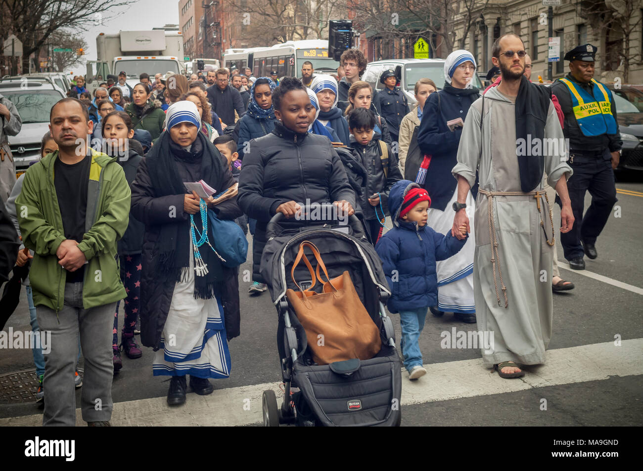 New York, USA. 30 mars, 2018. Les paroissiens et les membres du clergé de les Frères Franciscains du Renouveau se rassembler à Harlem à New York pour leur Chemin de Croix, témoin de marche le Vendredi saint, le 30 mars 2018. La procession commence au couvent d'Harlem et se termine plusieurs heures plus tard à la Saint-crépin Friary dans le Bronx où un service du Vendredi Saint a lieu. Crédit : Richard Levine/Alamy Live News Banque D'Images