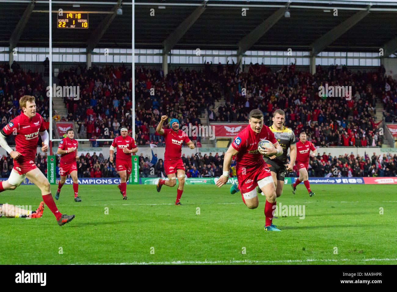 Parc y Scarlets, Llanelli, Wales, UK. Vendredi 30 mars 2018. Centre Scarlets Scott Williams sur sa façon d'essayer de notation dans le European Champions Cup match de quart de finale entre les Scarlets et Stade Rochelais / La Rochelle. Credit : Gruffydd Thomas/Alamy Live News Banque D'Images