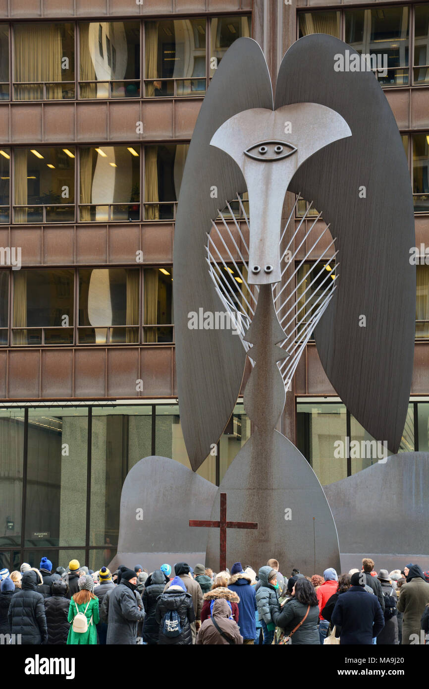 Chicago, Illinois, USA, 30 mars 2018 : La première station-service est effectué dans le cadre de la Plaza Daley sculpture Picasso pendant le Chemin de Croix procession dans le centre-ville de Chicago. À environ 2 milles de la procession commence à Daley Plaza et se termine à la Cathédrale de Saint Nom. Banque D'Images