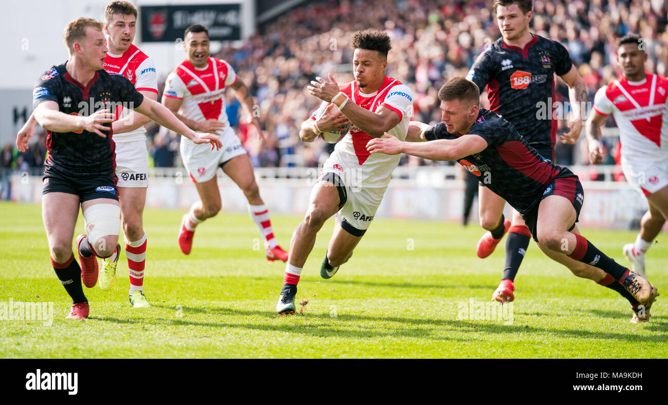 Saint Helens's Regan Grace est abordé par Wigan Warriors's Josh Woods 30 MARS 2018 , totalement méchant Stadium , Merseyside, Angleterre ; Betfred Super League rugby, ronde 8, St Helens v Wigan Warriors. Banque D'Images