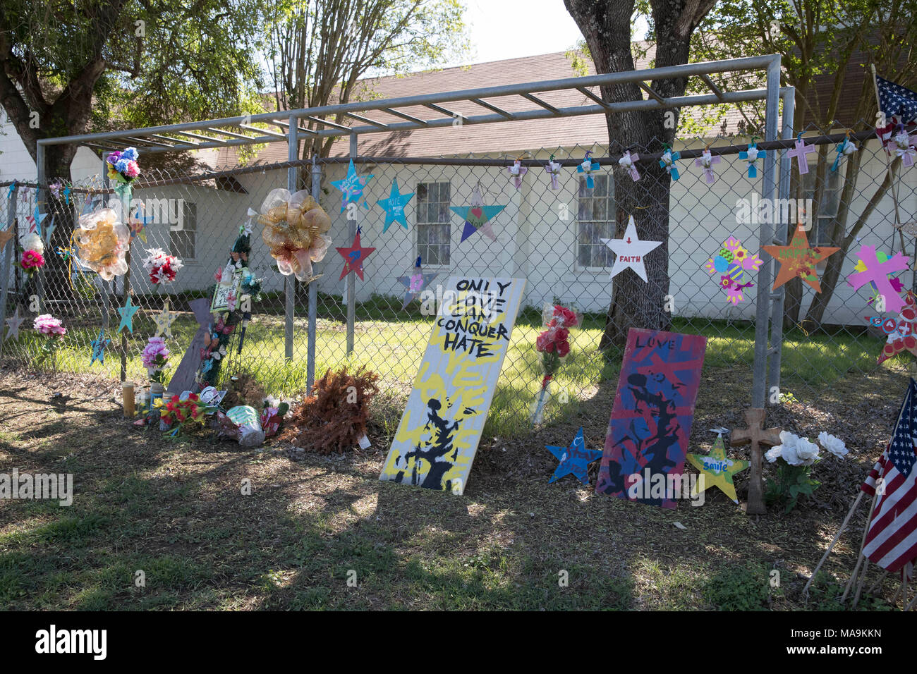 Mémorial de fortune à la première église baptiste de Sutherland Springs, Texas, aux 26 victimes d'une prise de masse à l'église en novembre 2017. Banque D'Images