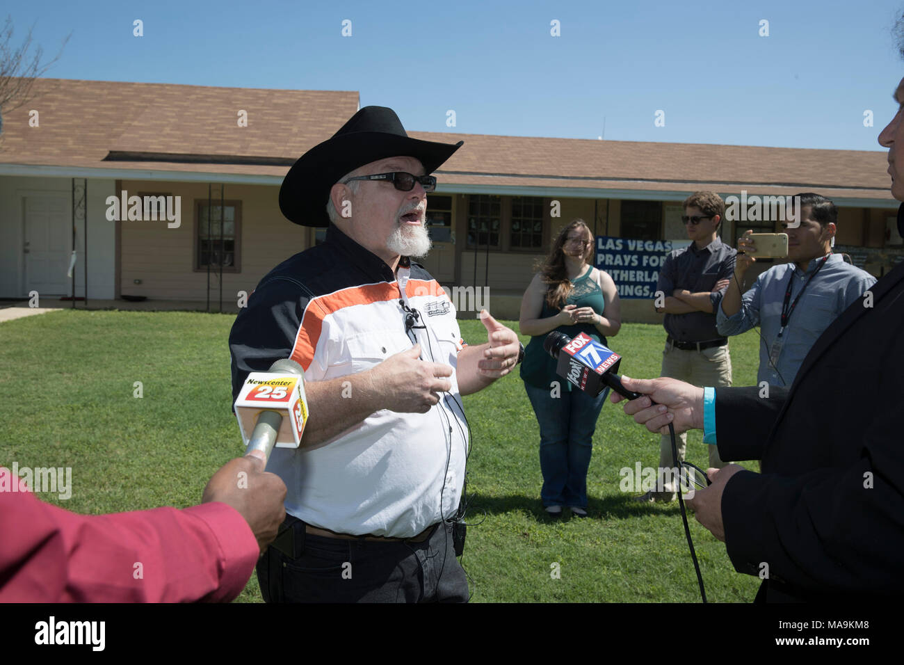 Sutherland Springs Stephen Willeford résident, qui ont chassé et tué l'homme qui avait abattu 26 personnes lors d'un service à l'église, parle en face de l'église, 5 mois plus tard lors d'une conférence de presse en face de l'église. Banque D'Images