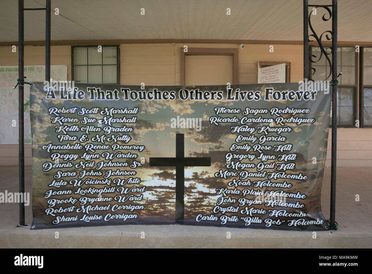 Cinq mois après la fusillade qui a coûté la vie à 26 First Baptist Church de Sutherland Springs, une bannière avec le nom de chaque victime se bloque au niveau de l'église rurale. Banque D'Images