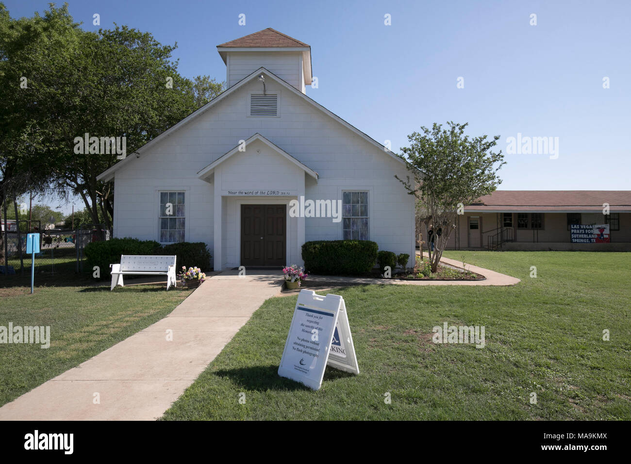 Entrée de la première église baptiste à Sutherland SPRINGS, TX, 5 mois après qu'un homme armé a tué 26 fidèles lors de l'entretien. La simple sanctuaire a été transformé en mémorial pour les victimes. Banque D'Images