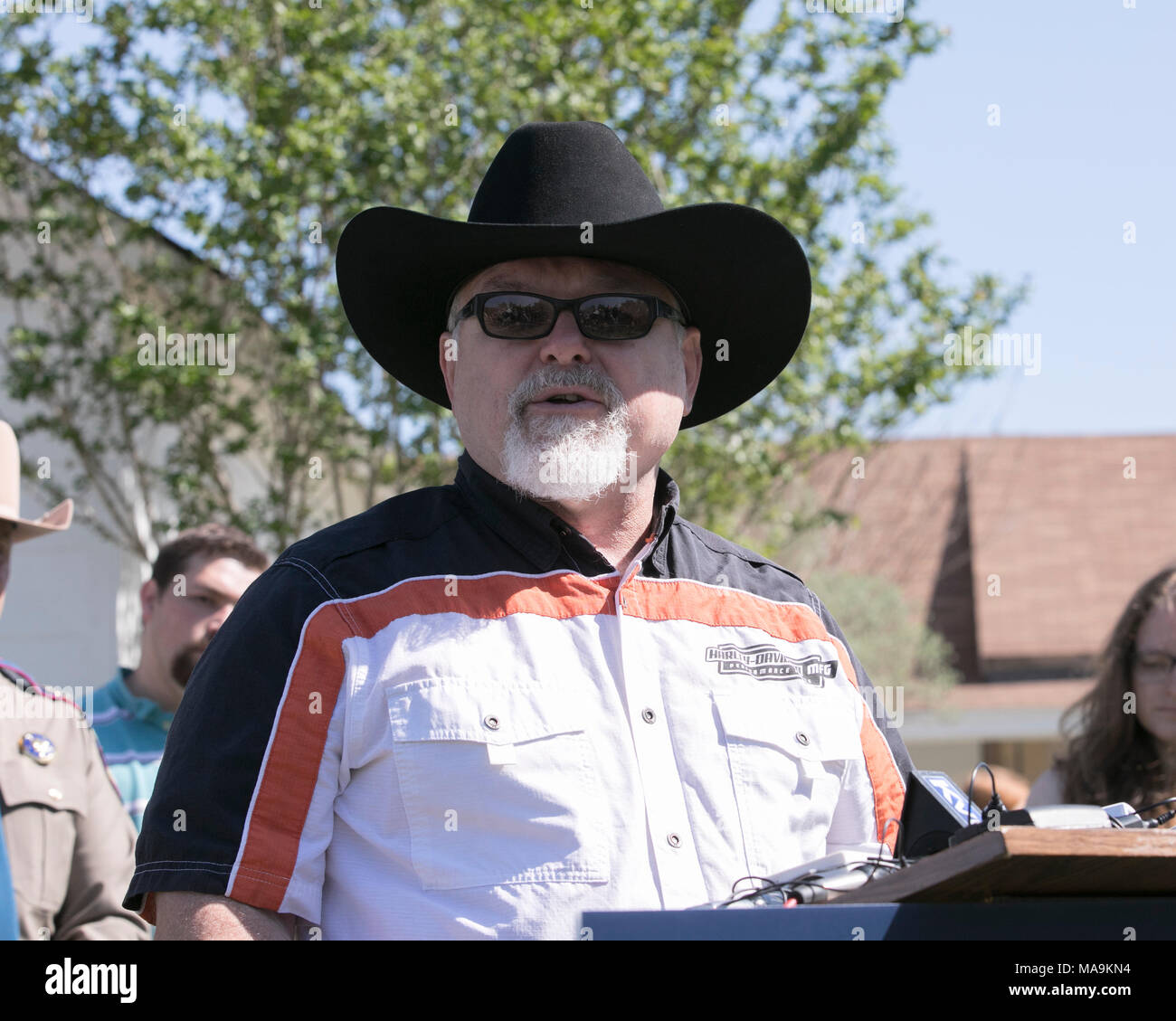 Sutherland Springs Stephen Willeford résident, qui ont chassé et tué l'homme qui avait abattu 26 personnes lors d'un service à l'église, parle en face de l'église, 5 mois plus tard lors d'une conférence de presse en face de l'église. Banque D'Images