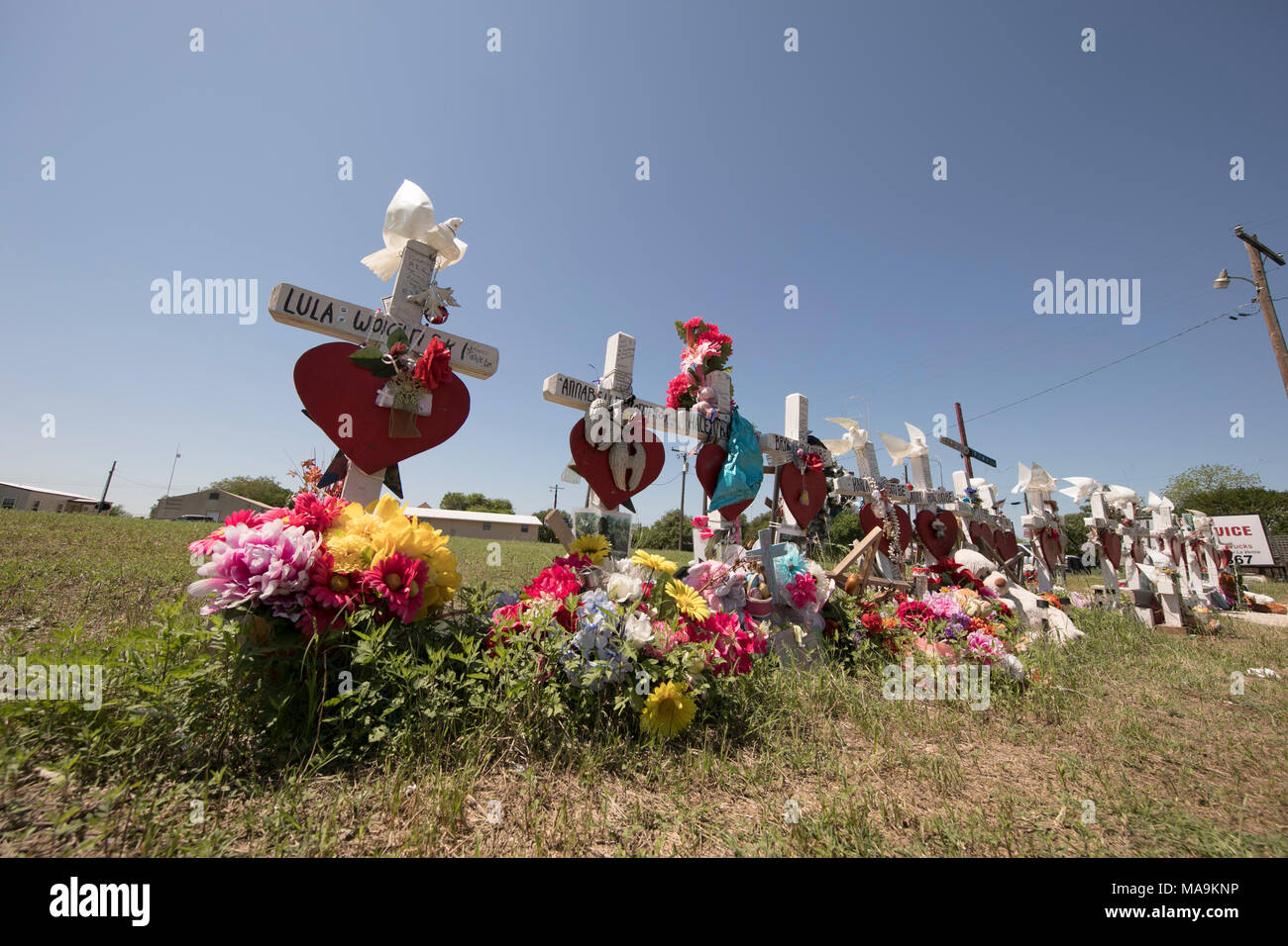 Route de fortune memorial à Sutherland Springs, Texas, aux 26 victimes tuées par un homme armé dans la première église baptiste de la ville en novembre 2017. Banque D'Images