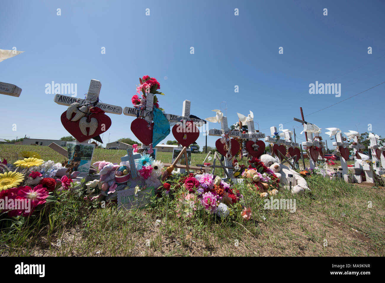 Route de fortune memorial à Sutherland Springs, Texas, aux 26 victimes tuées par un homme armé dans la première église baptiste de la ville en novembre 2017. Banque D'Images