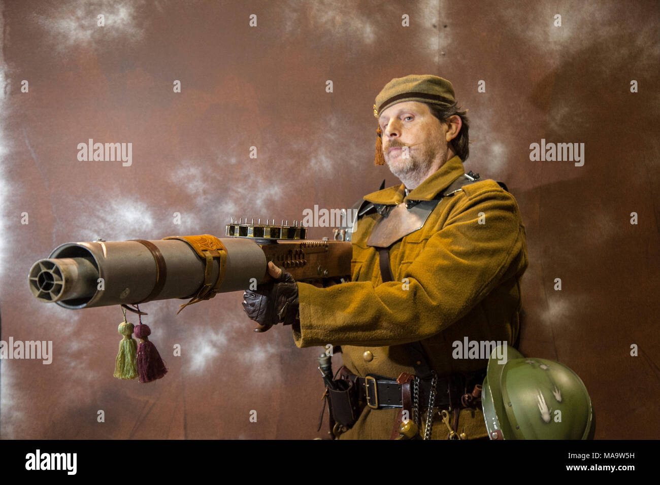 Big Gatling Gun, grosse arme de fusil, soldat costumé dangereux armé au week-end post-apocalyptique à l'Asylum, le plus grand festival steampunk de la planète où une ville devient Wasteland costumes Capital pendant quatre jours. La Victorian Steam punk Society s’est associée au Bowlers Exhibition Centre de Manchester et aux organisateurs de for the Love of Sci Fi pour créer une Cosplay Expo. Banque D'Images