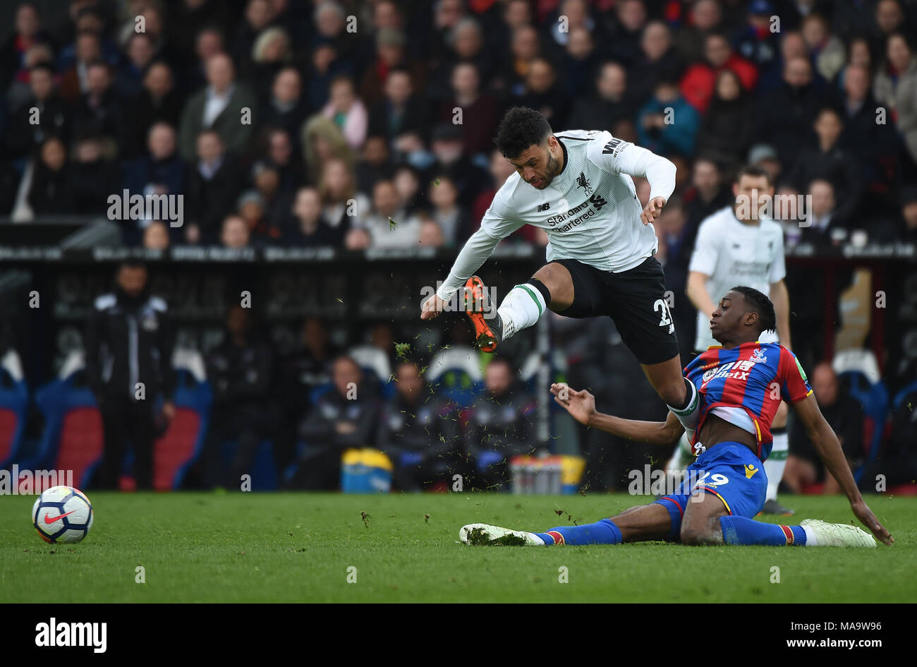 Londres, Royaume-Uni, 31 Mar 2018. Alex Oxlade-Chamberlain de Liverpool et Aaron de Wan-Bissaka Palace vu au cours de la Premier League match entre Liverpool et Crystal Palace à Selhurst Park le 31 mars 2018 à Londres, en Angleterre. (Photo de Zed Jameson/phcimages.com) Banque D'Images