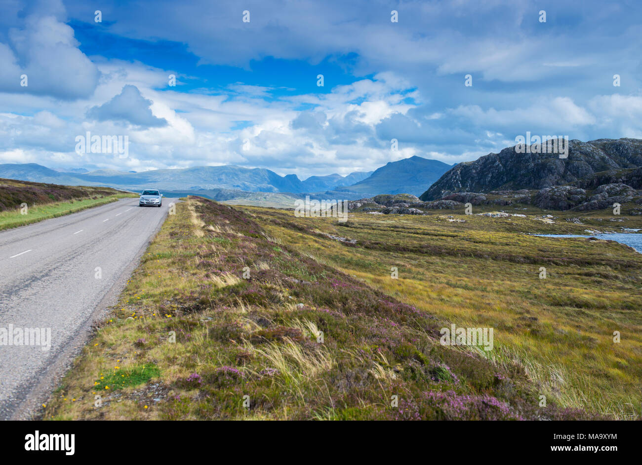 Voiture roulant le long de la côte nord 500 route touristique à Wester Ross, Ecosse Banque D'Images