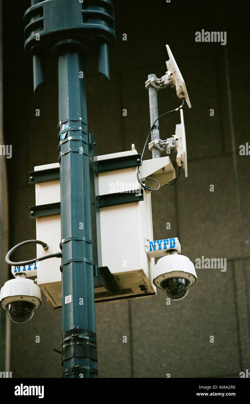 Close-up of New York Police Department (NYPD) de caméras de surveillance au sommet d'un poteau d'éclairage à Manhattan, New York City, New York, qui fait partie de la lutte contre la criminalité et le terrorisme dans la ville, le 15 septembre 2017. () Banque D'Images