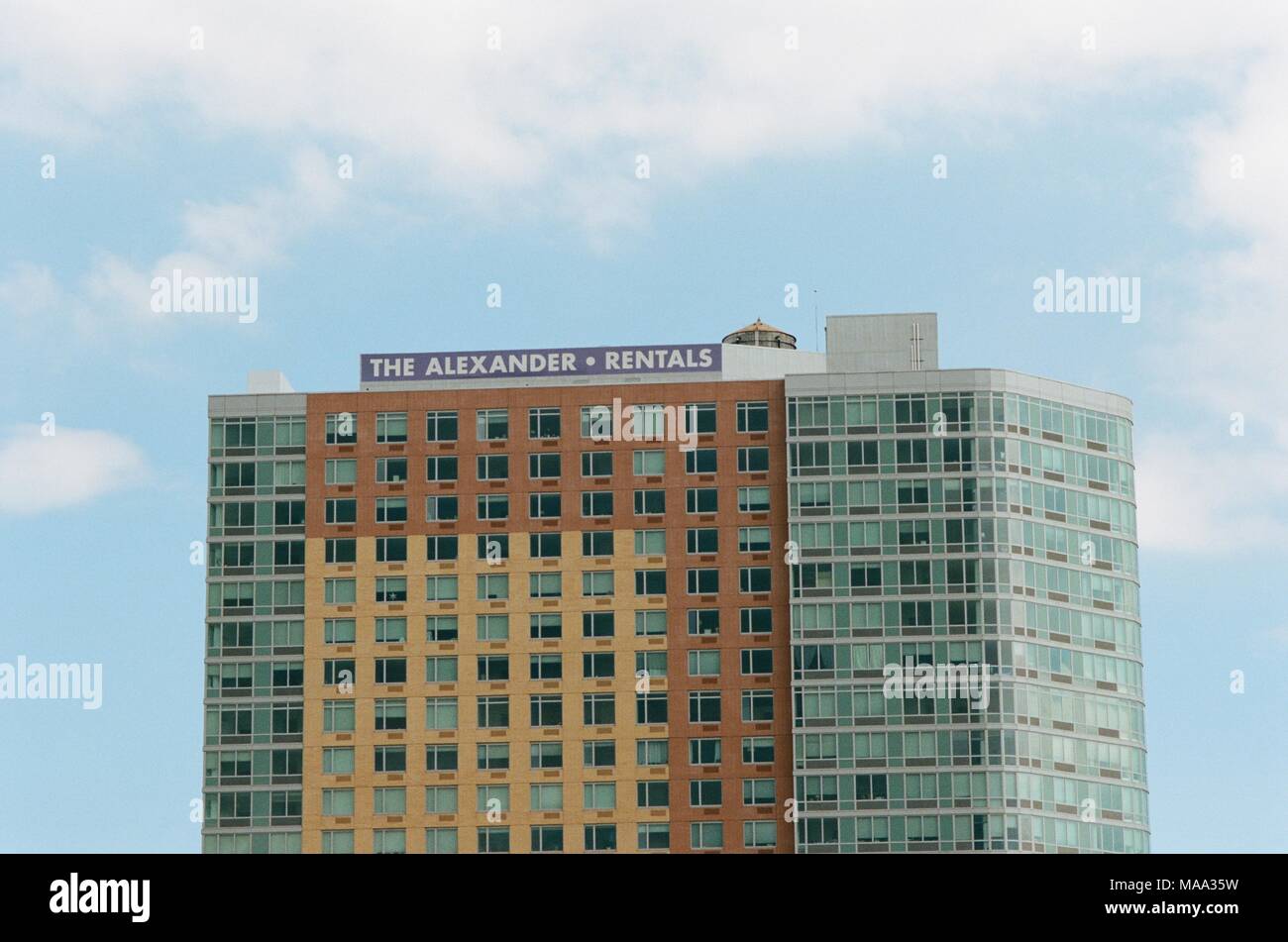 Tour pour le Alexander Apartments, un nouvel immeuble d'appartements à Rego Park, Queens, New York City, New York, le 15 septembre 2017. () Banque D'Images