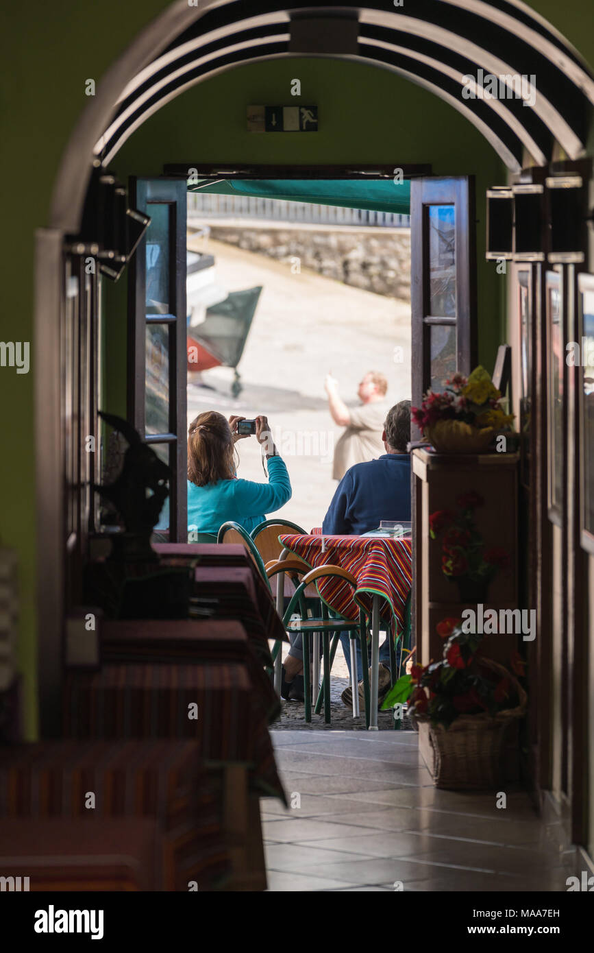 Couple instantané de plage à Camara de Lobos Banque D'Images