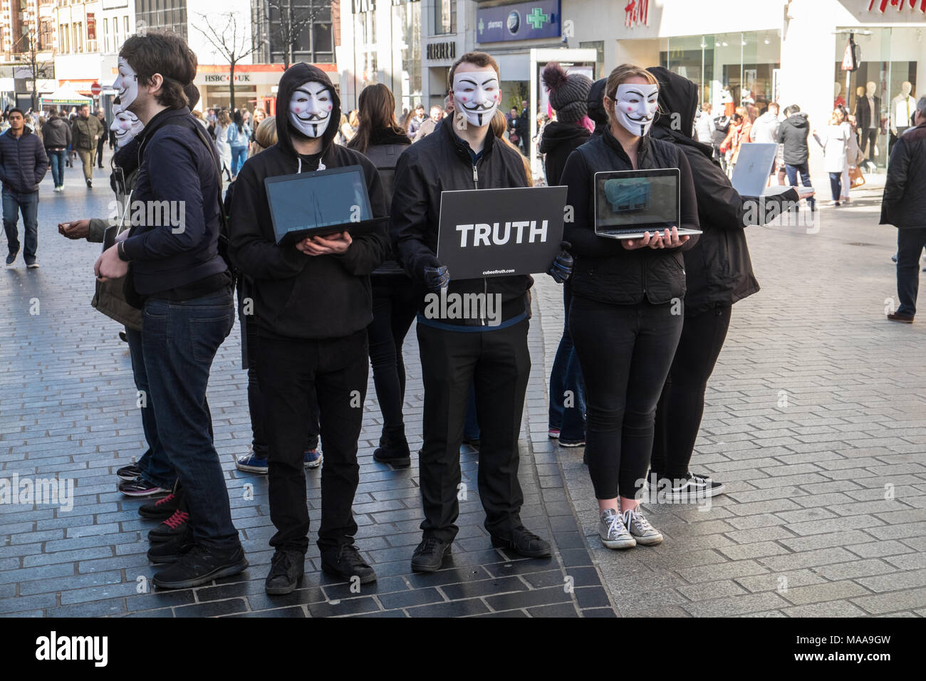 La démonstration,sur,la rue de l'Église,PAR,,militants pour les sans-voix anonyme,contre,une usine, une ferme,production,Liverpool, Angleterre,English,UK,Royaume-Uni, Grande-Bretagne, Banque D'Images