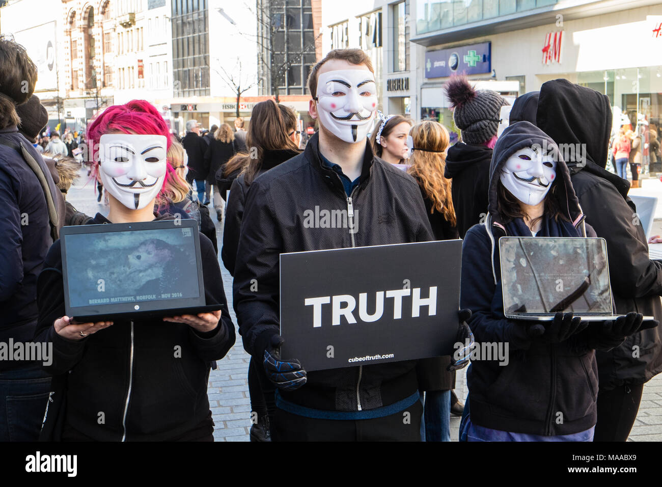 La démonstration,sur,la rue de l'Église,PAR,,militants pour les sans-voix anonyme,contre,une usine, une ferme,production,Liverpool, Angleterre,English,UK,Royaume-Uni, Grande-Bretagne, Banque D'Images
