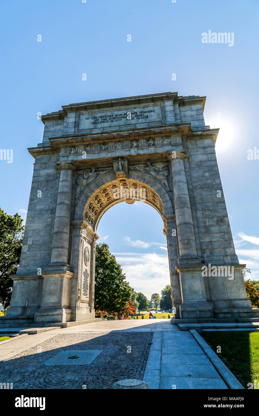 Un 'Monumental' rechercher dans le site historique Valley Forge National Park Memorial Arch dans l'été dramatique et de l'ombre, rétroéclairage Valley Forge, PA Banque D'Images