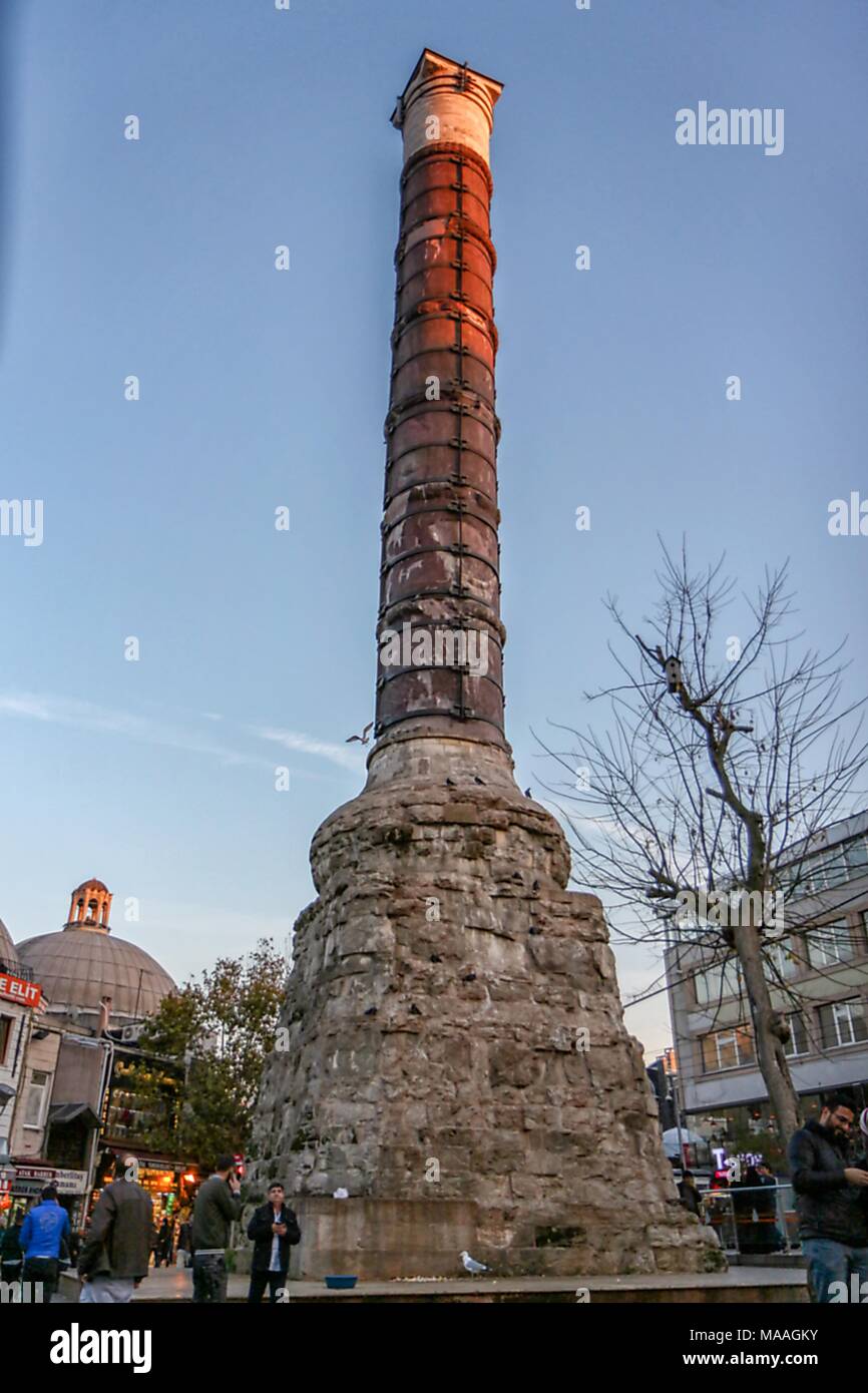 Gens en suspens autour de la colonne de feu, également connu sous le nom de la colonne de Constantin, Istanbul, Turquie, le 25 novembre 2017. () Banque D'Images